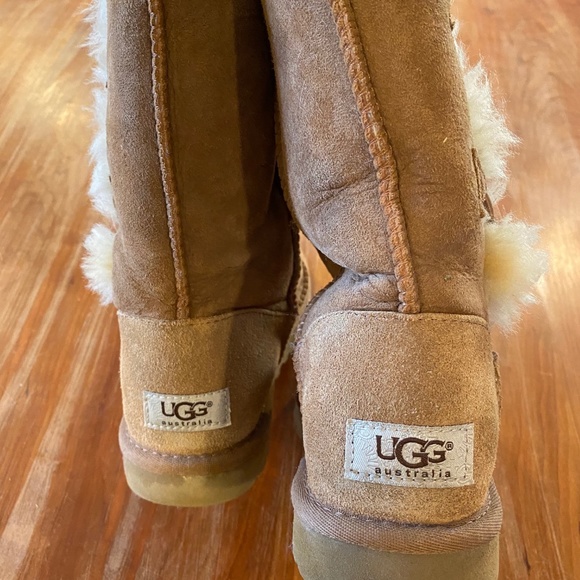 Ugg Bailey Button EUC size 6 - Picture 2 of 4